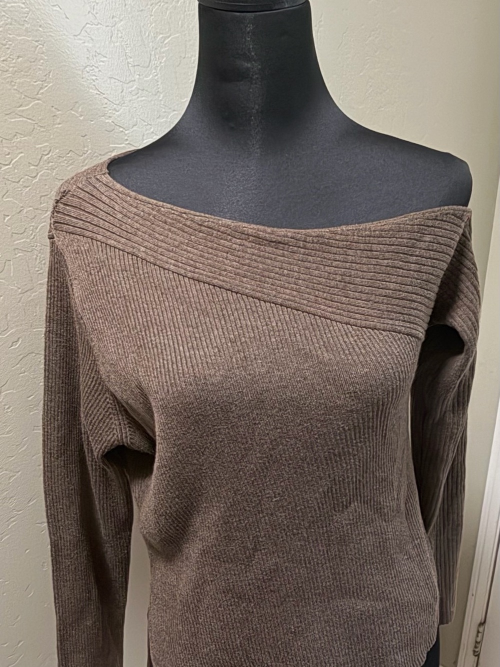 Off-the-Shoulder Ribbed Brown Sweater - Picture 2 of 6